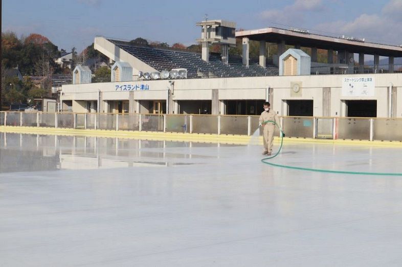 今季の営業開始に向け、整氷作業が進むスケート場