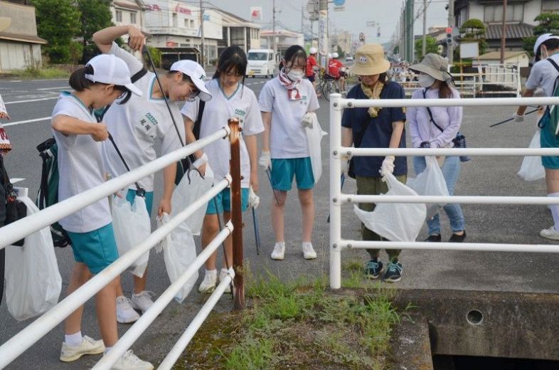 中学校区内の用水路や道路のごみを拾う倉敷市立福田中の生徒ら