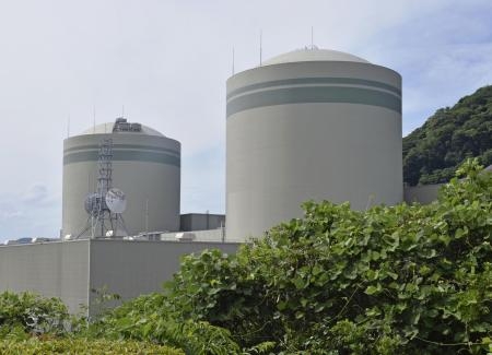 　再稼働させる関西電力高浜原発１号機。左は２号機＝６月、福井県高浜町