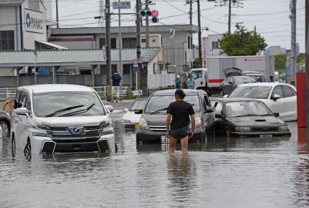 　大雨で冠水した愛知県豊川市の道路で、水没した多くの車両＝３日午前１１時２８分