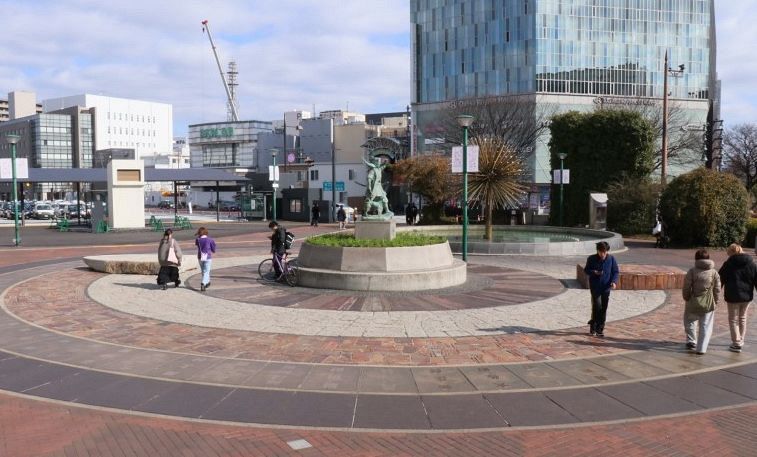 岡山県が再活用を断念した大型円形モニュメント「吉備沃野」。作品の中央に桃太郎像、奥にはピーコック噴水がある＝２日