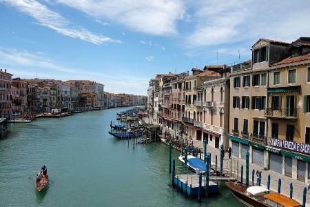 　イタリア・ベネチアの運河の風景＝２０２０年５月（ロイター＝共同）