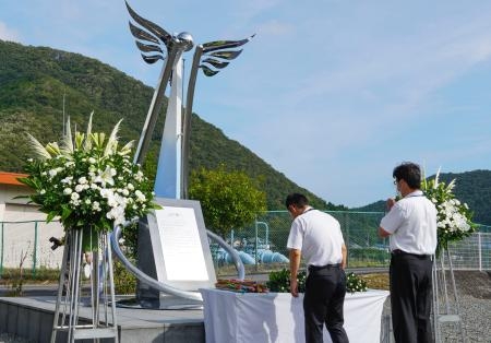 　豪雨災害から１４年となり、献花台が設けられた「復興ひろば」＝９日午前、兵庫県佐用町