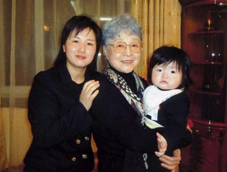 　キム・ウンギョンさん（左）の娘を抱く横田早紀江さん＝２０１４年３月、ウランバートル