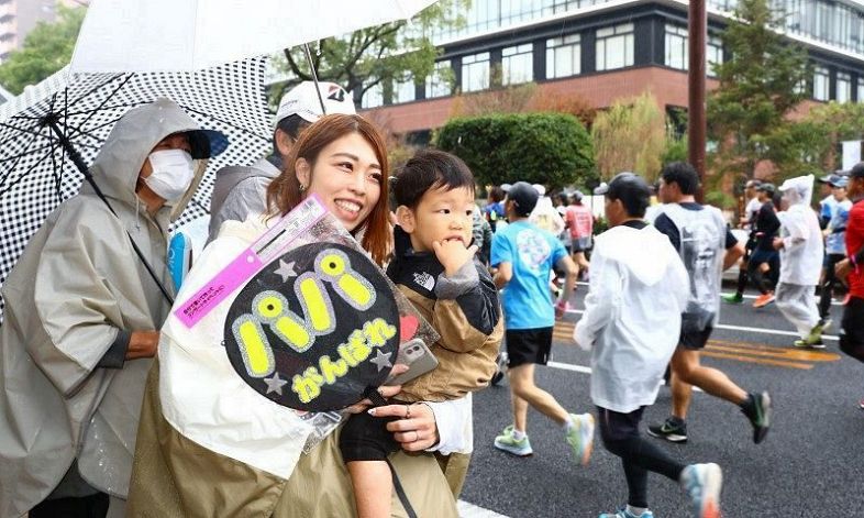 おかやまマラソン１.１万人疾走　豊田さんＶ 女子は冨井さん大会新