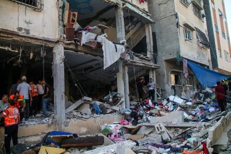 　破壊された建物＝２０日、パレスチナ自治区ガザ南部ハンユニス（ゲッティ＝共同）