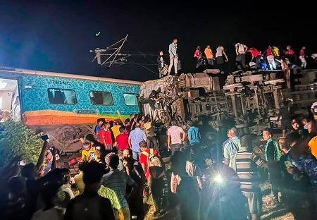 　衝突した列車から乗客を救出する人々＝２日、インド東部オディシャ州（プレス・トラスト・オブ・インディア、ＡＰ＝共同）