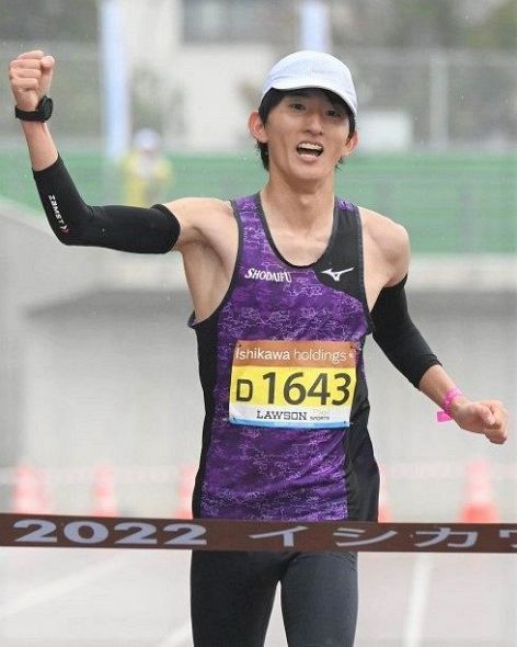 おかやまマラソンでトップでゴールする豊田紘大さん