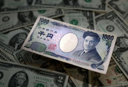 　日本円と米ドルの紙幣（ロイター＝共同）