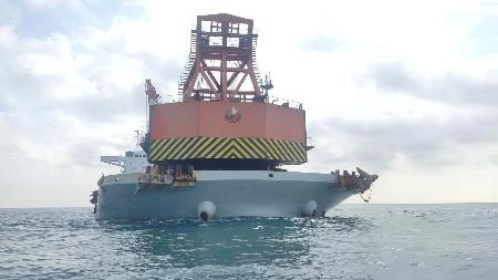 　マレーシア南部ジョホール州沖で拿捕された中国船（マレーシア海上法令執行庁提供、ＡＰ＝共同）