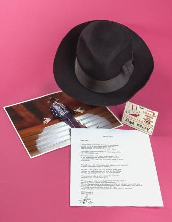 Ｍ・ジャクソンさんの帽子落札　１２００万円、パリで競売