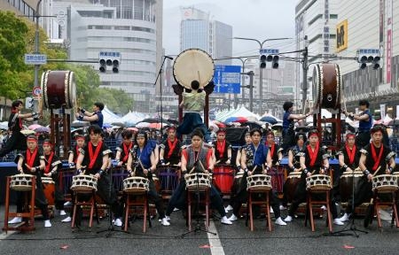 　第５１回神戸まつりのオープニングで披露された太鼓の演奏＝２１日午前、神戸市
