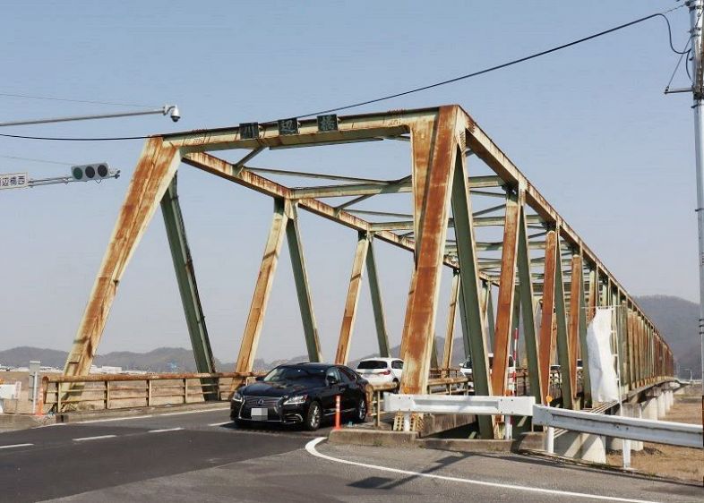 張り出し型の歩道を設置することが決まった新川辺橋＝倉敷市真備町川辺（画像の一部を加工しています）