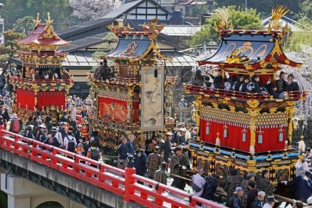 　岐阜県高山市で「春の高山祭」が始まり、市中心部の橋を渡る屋台＝１４日午前