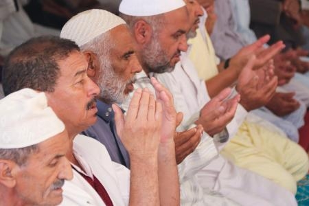 　１５日、モロッコ中部アミズミズ郊外のモスクで金曜礼拝に参加する男性ら（共同）