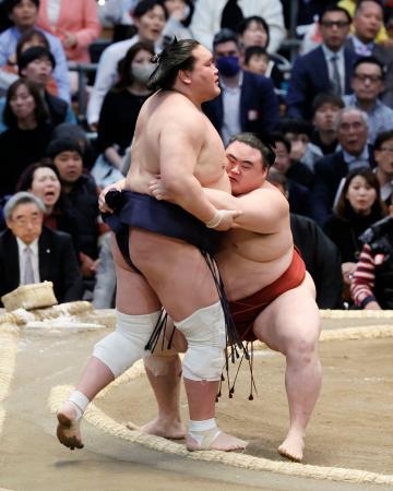　照ノ富士（左）が寄り切りで隆の勝に敗れる＝エディオンアリーナ大阪