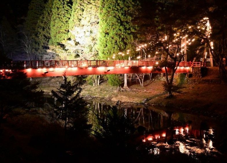 ライトアップされ、落ち着いた風情を醸す宇甘渓の「赤橋」周辺