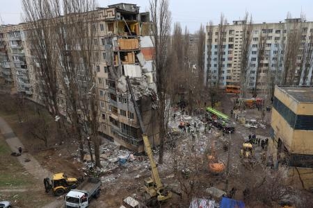 　２日、ウクライナ南部オデッサでロシア軍の無人機攻撃により破壊された集合住宅（ロイター＝共同）