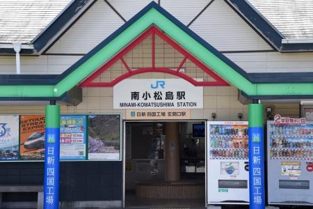 ＪＲ四国が「まるごと駅広告」　徳島で第１弾、南小松島駅