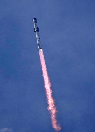 　米テキサス州にあるスペースＸの施設から打ち上げられる、開発中の大型宇宙船「スターシップ」を搭載したロケット「スーパーヘビー」＝１４日（ＡＰ＝共同）