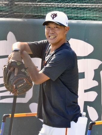 　秋季練習を見守る巨人の内海哲也投手コーチ＝川崎市のジャイアンツ球場