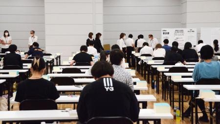　司法試験に臨む受験者＝１２日午前、東京都港区