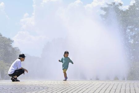 　猛暑日に公園で水遊びをする女の子＝７月、名古屋市