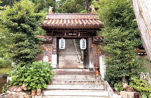 境内の緑に映える備前焼の神門。参道や屋根瓦にも備前焼が使われている