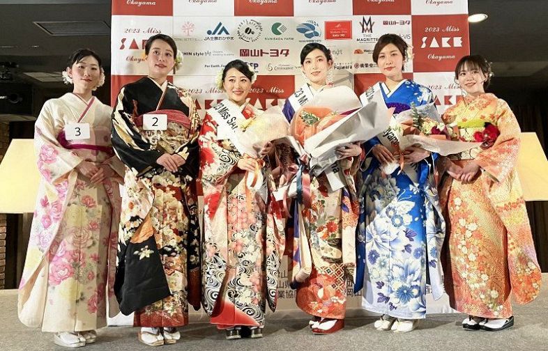 「Ｍｉｓｓ　ＳＡＫＥ」の岡山大会でグランプリに輝いた中島さん（右から３人目）ら最終選考会出場者