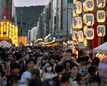 　祇園祭の「宵山」を迎え、大勢の見物客でにぎわう京都・四条通＝１６日夕