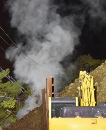 　奈良県下北山村の土砂崩れ現場から上がる白煙＝２４日午前６時１４分