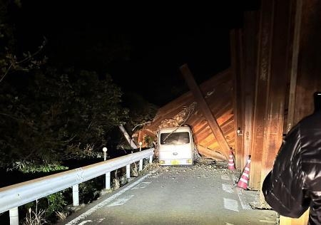 奈良土砂崩れ、車２台巻き込みか　２５日以降、救助作業を再開
