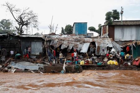 　あふれた川の水で壊れた家屋＝２５日、ナイロビ（ロイター＝共同）