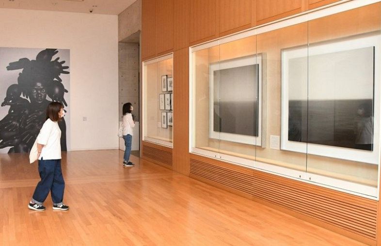 杉本博司さんの「海景」シリーズ（右の２点）など国内外のアーティストの作品が並ぶ会場