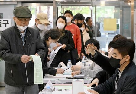 　１０日、韓国総選挙でソウルの投票所に並ぶ有権者（共同）