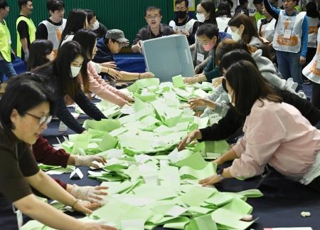 韓国総選挙、与党惨敗か　出口調査、日韓協力影響も
