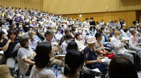 　山口県上関町で開かれた、中間貯蔵施設について学ぶ講演会に集まった住民ら＝２６日午後