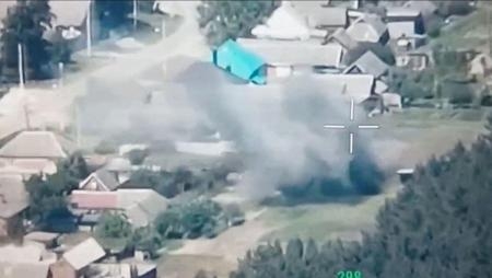 　１日、武装集団「自由ロシア軍」が公開した、ロシア西部ベルゴロド州での軍事目標の破壊場面とする無人機映像（自由ロシア軍提供・ロイター＝共同）