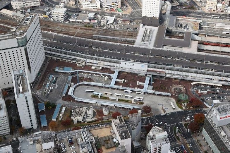 路面電車の乗り入れに向けた工事が来年１月１０日から始まるＪＲ岡山駅東口広場周辺