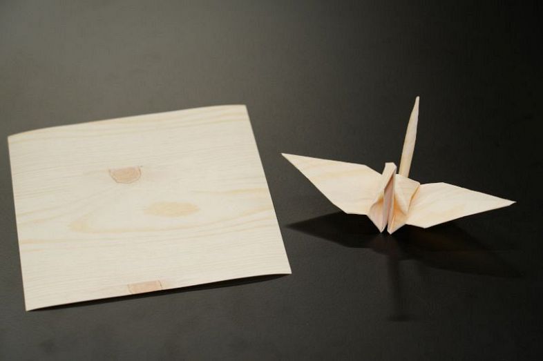 木の“折り紙”と折り鶴