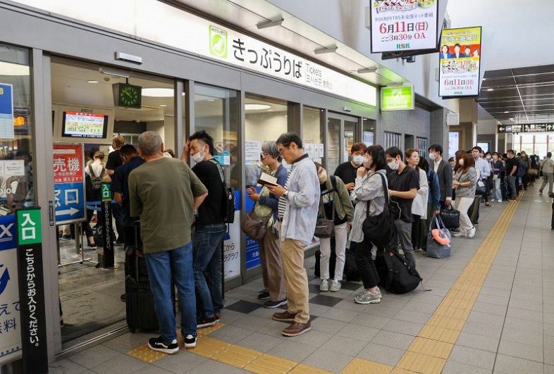 ＪＲ岡山駅のみどりの窓口の前で並ぶ人たち＝３日午前９時５０分