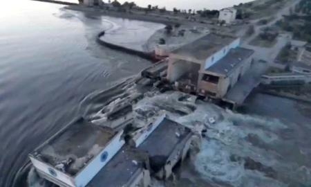 　決壊したカホフカ水力発電所のダム＝６日、ウクライナ南部ヘルソン州（ロイター＝共同）