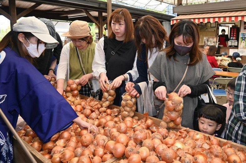 自然薯や旬の野菜など格安販売　吉備中央・道の駅 ３０年記念催し