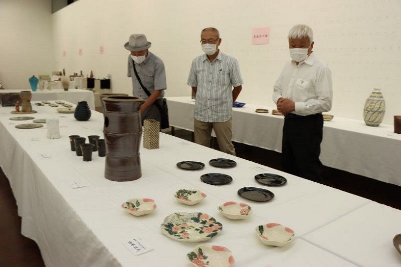 会員らが力作を披露する岡山県陶芸同好会展