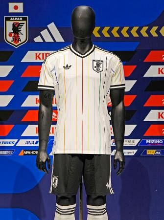 日本代表の新ユニホーム発表 サッカー、アウェー用：山陽新聞デジタル