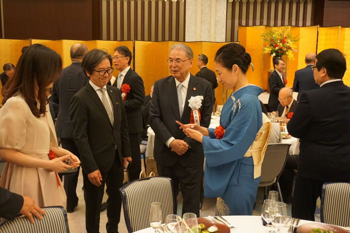 文化功労者　高木聖雨直筆絹本さ色紙 文化功労者 高木聖雨直筆絹本さ色紙 （日本藝術院会員に髙木茂行