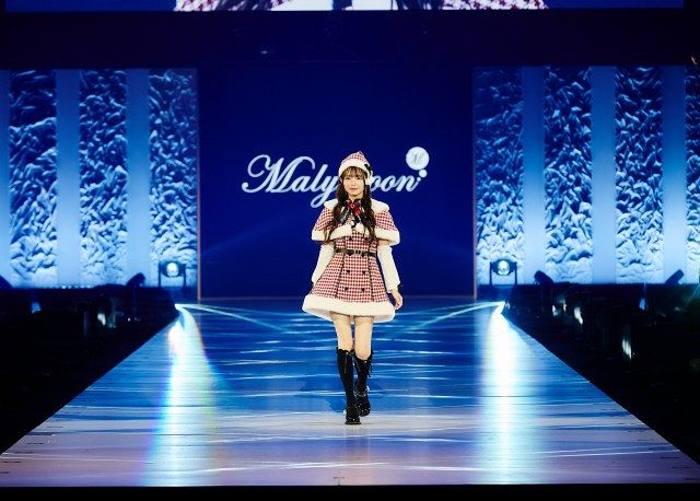 2児のシングルマザー”藤咲凪、ミニスカサンタ衣装で美脚披露