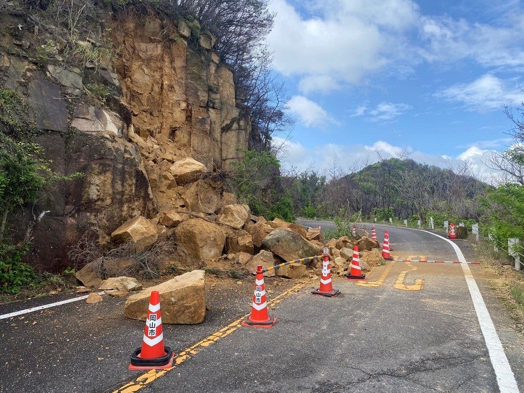 大規模落石で岡山市が通行止め 山林火災で被害の県道長谷小串線：山陽