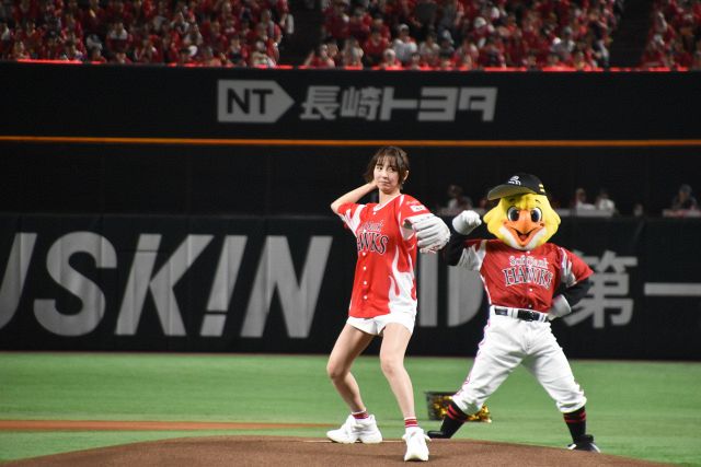 篠田麻里子、地元凱旋でFピッチに登場 豪快な投球もノーバンならず