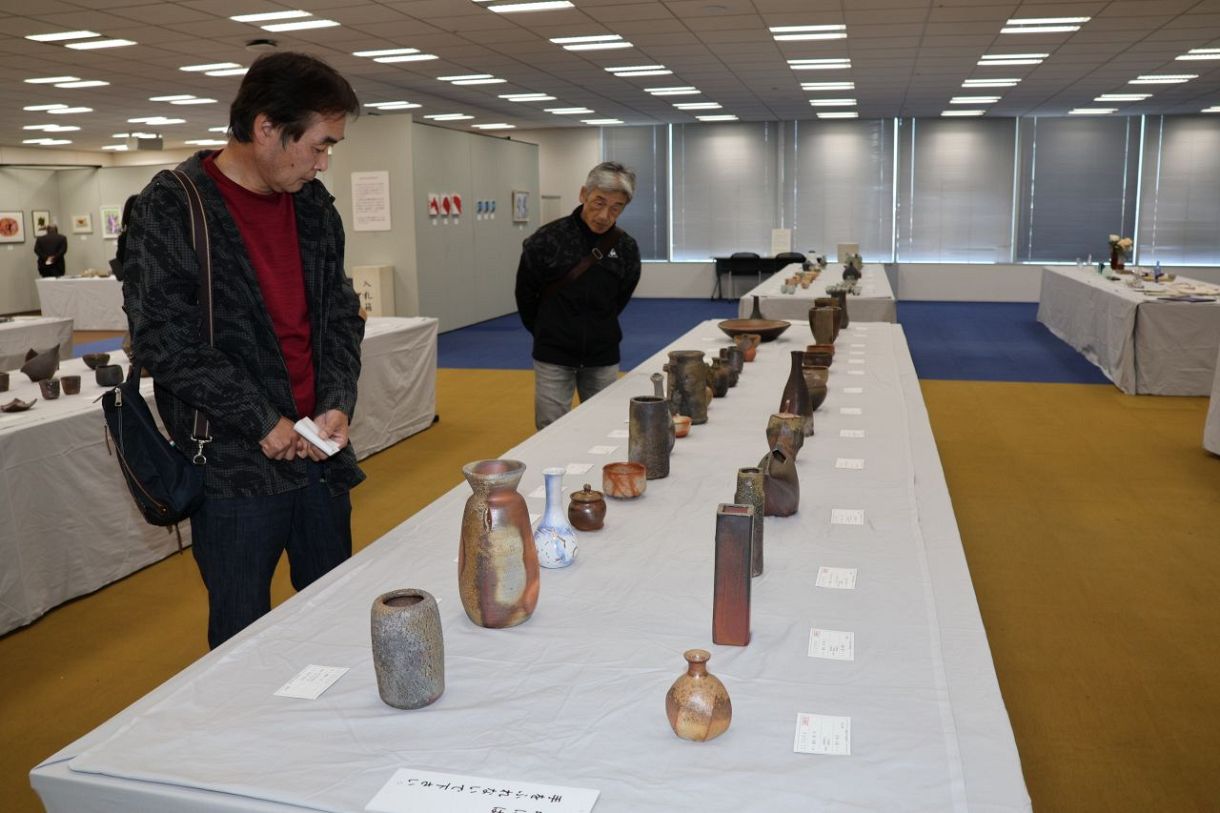 絵画や工芸品など480点 歳末助け合い美術展開幕 美術ファン来場
